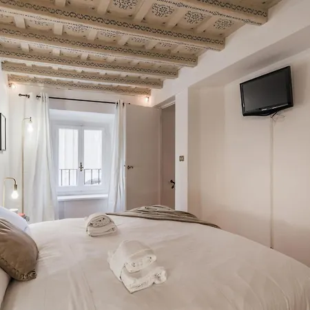 The Rent - Spacious Two-bedroom In Old Town Апартаменты Рим