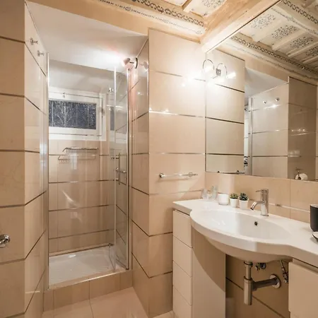The Rent - Spacious Two-bedroom In Old Town Lägenhet